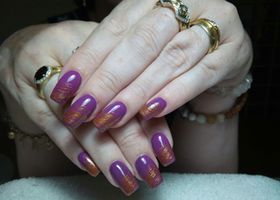 Abstraktní fialové gelové nehty – Modeláž nehtů Brno – Nehty Ilona