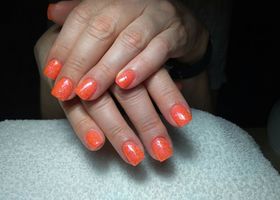 Abstraktní oranžové gelové nehty – Modeláž nehtů Brno – Nehty Ilona