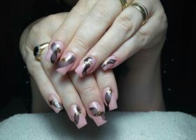 Abstraktní růžové nehty – Modeláž nehtů Brno – Nehty Ilona