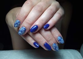 Modré nehty s mozaikou – Modeláž nehtů Brno – Nehty Ilona