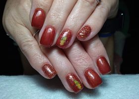 Podzimně červené nehty s dubovým listem – Gelové nehty fotogalerie – Nehty Ilona