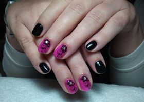 Fialovo-černé nehty s květinou – Gelové nehty fotografie – Nehty Ilona