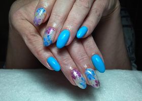 Azurově modré nehty s květinami – Gelové nehty fotogalerie – Nehty Ilona