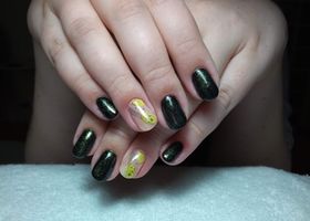 Černo-žluté abstraktní nehty – Modeláž nehtů Brno – Nehty Ilona
