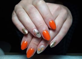 Oranžovo-zlaté nehty s linkami obličeje – Gelové nehty Brno – Nehty Ilona