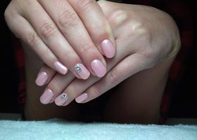 Třpytivě růžové nehty s kytičkou – Nehty foto – Nehty Ilona