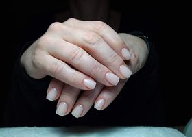 Krémově růžové nehty – Gelové nehty fotografie – Nehty Ilona
