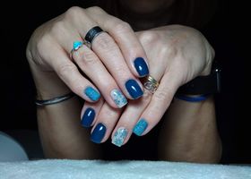 Modré nehty se sněhovými vločkami – Gelové nehty fotogalerie – Nehty Ilona