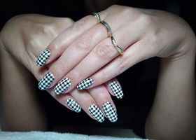 Černo-bílé vzorované nehty – Gelové nehty fotogalerie – Nehty Ilona
