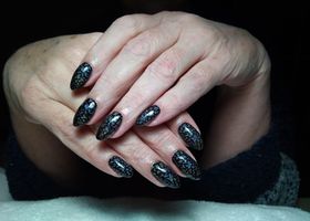 Černé nehty se třpytivě modrou mapou – Modeláž nehtů Brno – Nehty Ilona