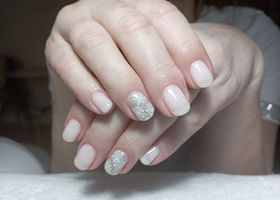 Krémově bílé nehty s vločkami – Gelové nehty fotografie – Nehty Ilona