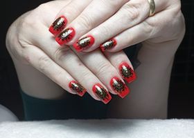 Červené nehty s černo-zlatými vločkami – Gelové nehty Brno – Nehty Ilona