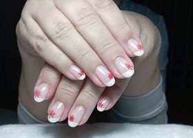 Přirozené nehty s červenými vločkami – Gelové nehty fotografie – Nehty Ilona