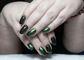 Tmavě zelené nehty s florálním motivem – Gelové nehty fotogalerie – Nehty Ilona