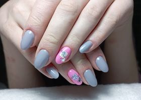 Šedo–růžové nehty s nápisy – Gelové nehty fotogalerie – Nehty Ilona
