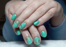 Nefritově zelené nehty – Modeláž nehtů Brno – Nehty Ilona