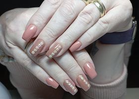 Krémové nehty se sedmikráskami – Nehty foto – Nehty Ilona