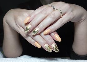 Meruňkové nehty se zlatavými detaily – Modeláž nehtů Brno – Nehty Ilona