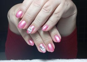 Svítivě růžové nehty s veselými motivy – Nehty foto – Nehty Ilona