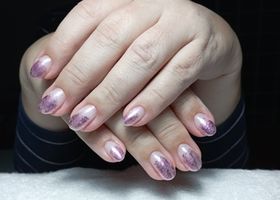 Lesklé nehty s třpytivým fialovým tahem – Gelové nehty fotografie – Nehty Ilona