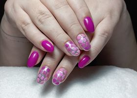 Tmavě růžové a stříbrné nehty s mapováním – Gelové nehty Brno – Nehty Ilona