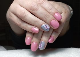 Krémově růžové nehty s motýlem – Nehty foto – Nehty Ilona