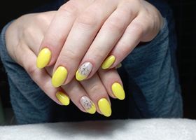 Slunečně žluté nehty s orchidejí – Modeláž nehtů Brno – Nehty Ilona