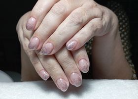 Pleťově růžové nehty se stříbrnými třpytkami – Nehty foto – Nehty Ilona