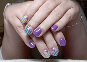 Lesklé, fialové nehty s květinovým vzorem