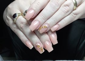 Přirozeně růžové nehty se zlatým detailem – Nehtové studio Brno – Nehty Ilona