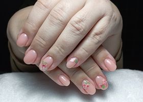 Krémově růžové nehty s třešňovými květy – Modeláž nehtů Brno – Nehty Ilona
