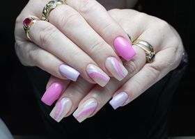 Světle fialové a pastelově růžové nehty – Gelové nehty fotografie – Nehty Ilona