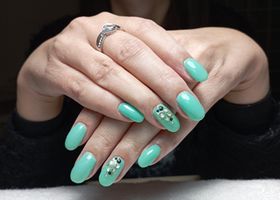 Tyrkysově-zelené nehty s kamínky – Modeláž nehtů Brno – Nehty Ilona