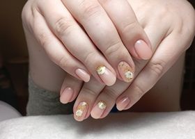 Pleťové nehty s bílými narcisy
