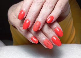 Svítivě červené nehty s minimalistickým květem – Gelové nehty Brno – Nehty Ilona