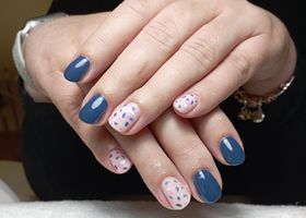 Horsky modré nehty s krémově růžovým detailem – Nehtové studio Brno – Nehty Ilona