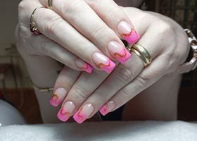 Francouzské gelové nehty do růžova – Gelové nehty fotogalerie – Nehty Ilona
