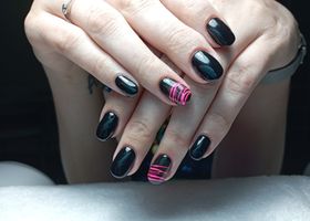 Černé nehty s neonově růžovými čárami – Gelové nehty fotografie – Nehty Ilona