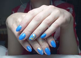Nebesky modré nehty se zlatým papírem – Gelové nehty fotogalerie – Nehty Ilona