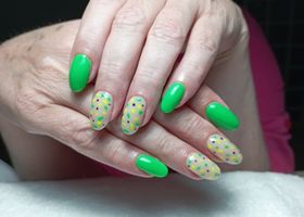Limetkové nehty se žluto-zelenými detaily – Nehty foto – Nehty Ilona