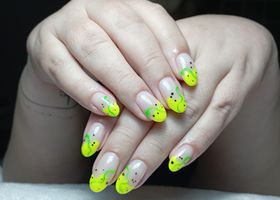 Svítivě citrónové nehty s drobnými detaily – Gelové nehty fotogalerie – Nehty Ilona
