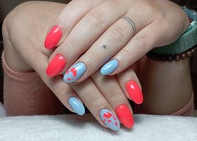 Nebeské modré nehty s pastelově červeným detailem – Gelové nehty fotografie – Nehty Ilona