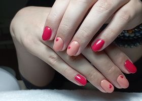 Valentýnské nehty v broskvové barvě a se srdíčkem – Modeláž nehtů Brno – Nehty Ilona