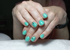 Pastelově zelené nehty s černými tečkami – Nehtové studio Brno – Nehty Ilona