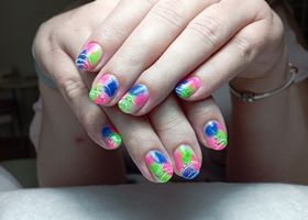 Gelové nehty v neonových barvách – Modeláž nehtů Brno – Nehty Ilona