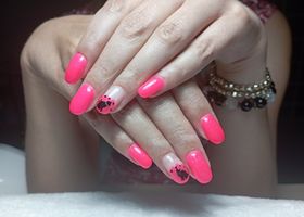 Svítivě růžové nehty se třpytkami a kočičkou – Modeláž nehtů Brno – Nehty Ilona