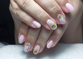 Pleťově růžové nehty s motýly – Gelové nehty fotografie – Nehty Ilona