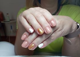 Modelované nehty jemných, pleťových barev – Gelové nehty fotogalerie – Nehty Ilona