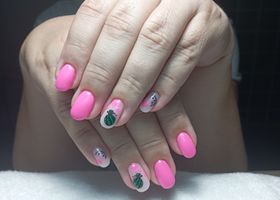 Sytě růžové nehty s melouny – Gelové nehty fotogalerie – Nehty Ilona