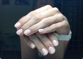 Krémové gelové nehty s třpytivým efektem – Nehty foto – Nehty Ilona